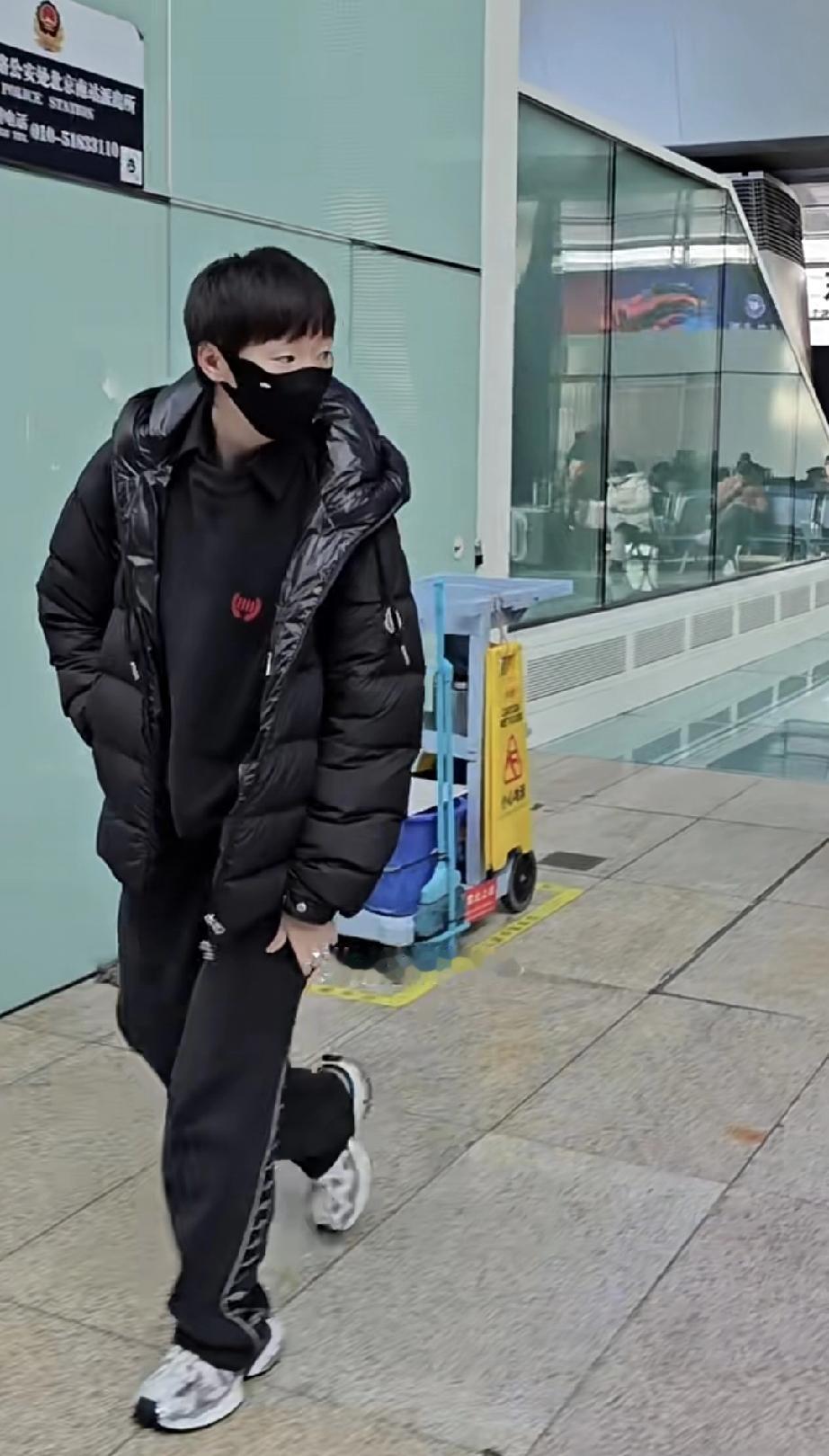 今天穿着一身黑从北京南站坐高铁到南京参加乒超总决赛的王曼昱！和徐奕一起走进高铁候