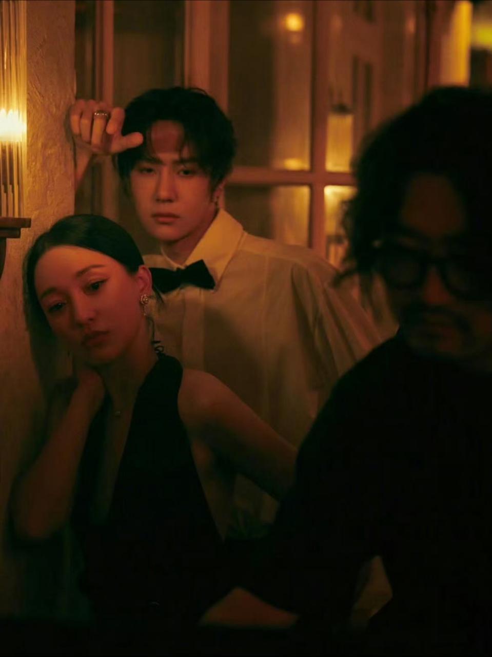 刷到这组剧照，我仿佛体会到了《人.鱼》的故事感女主的脸脑补网传的脸换一下人群中总