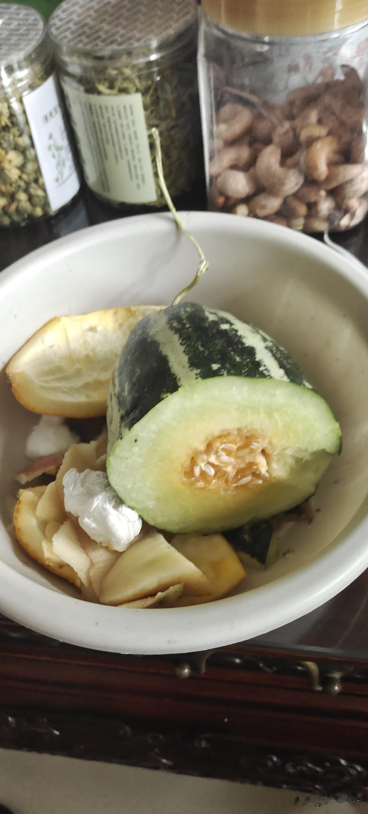 大家要当心了，现在的甜瓜，闻着挺香，吃着很甜，但，吃过后嗓子非常难受！