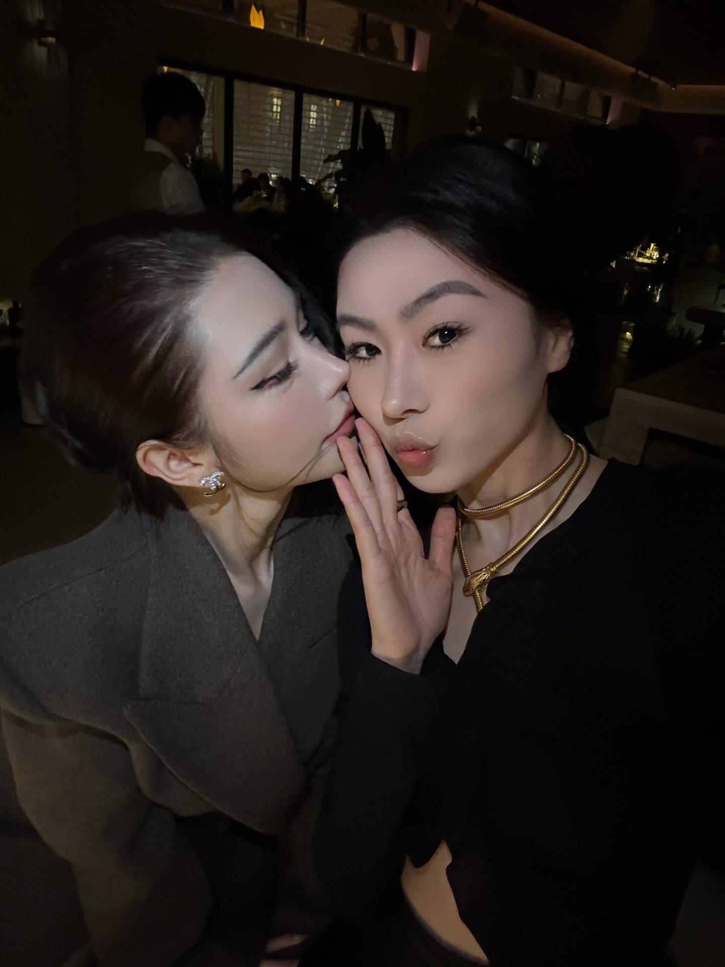 👭