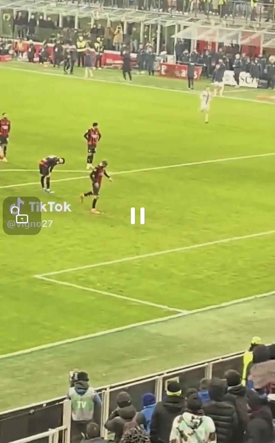 AC米兰最后点球时刻疯狂刨坑--专业啊！
今天凌晨AC米兰凭借中超旧将斯坦丘罚失