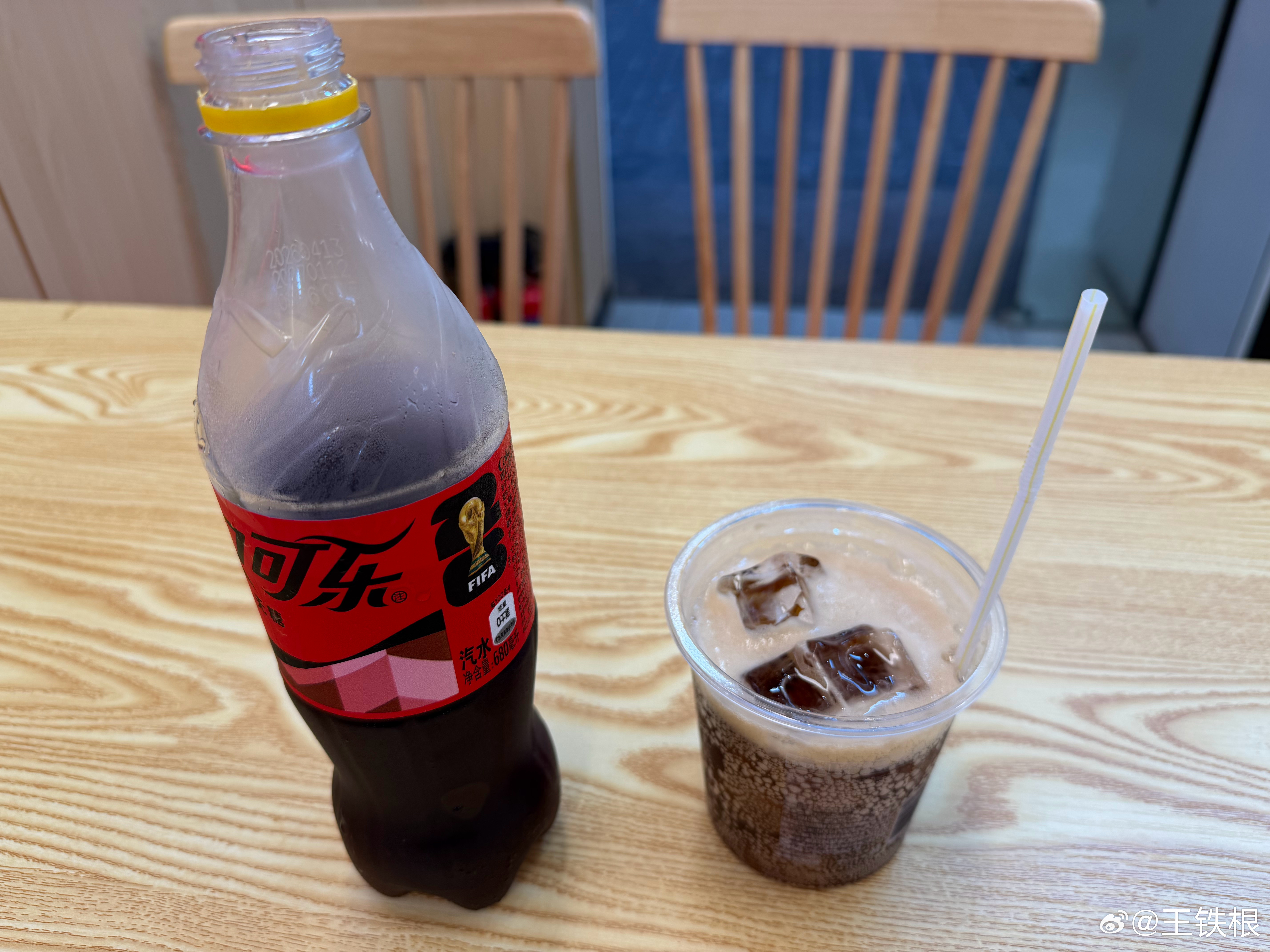 太尴尬啦，去便利店买可乐和冰杯，一个小孩坐在地上玩手机把冰箱门挡住了。我说“小伙