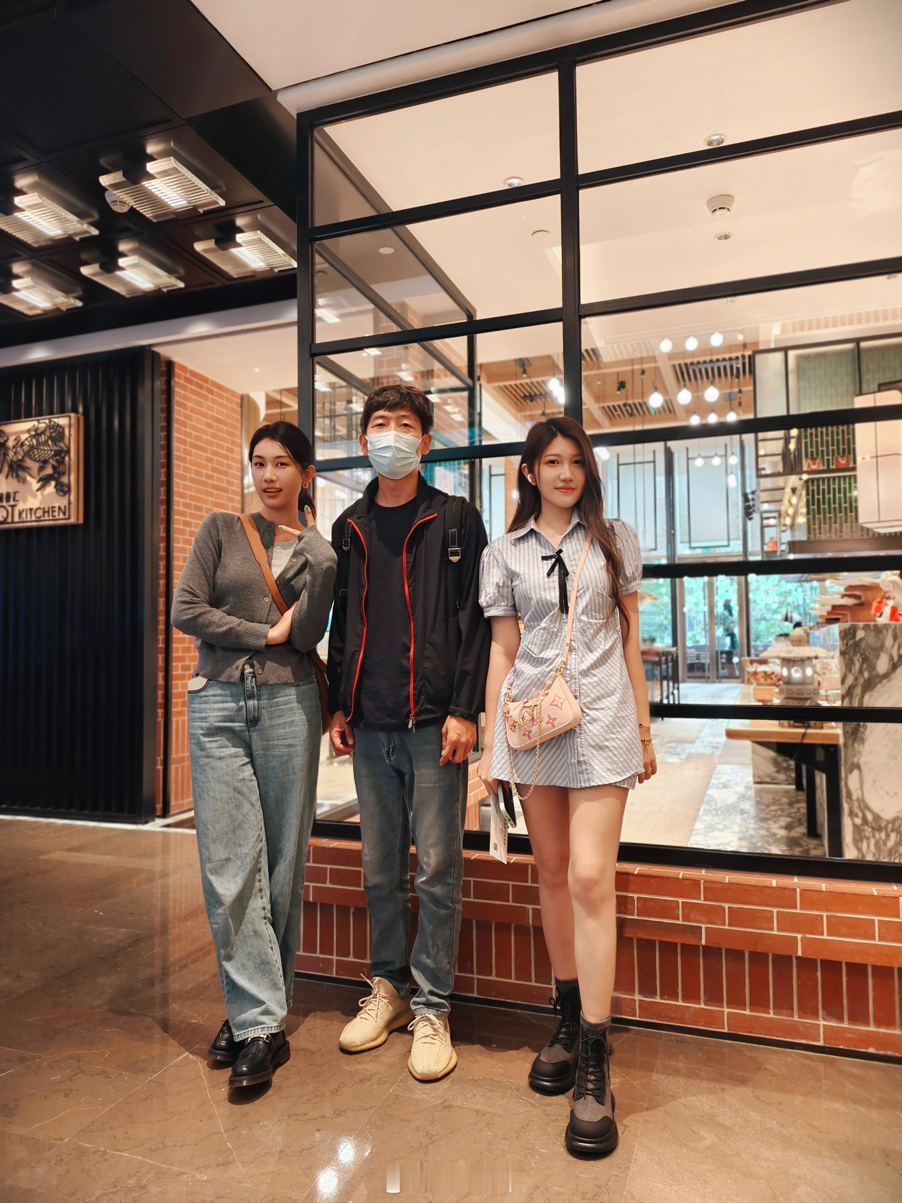 女粉丝长得太高，腿太长我很有压力！ 金牌摄影师 ​​​