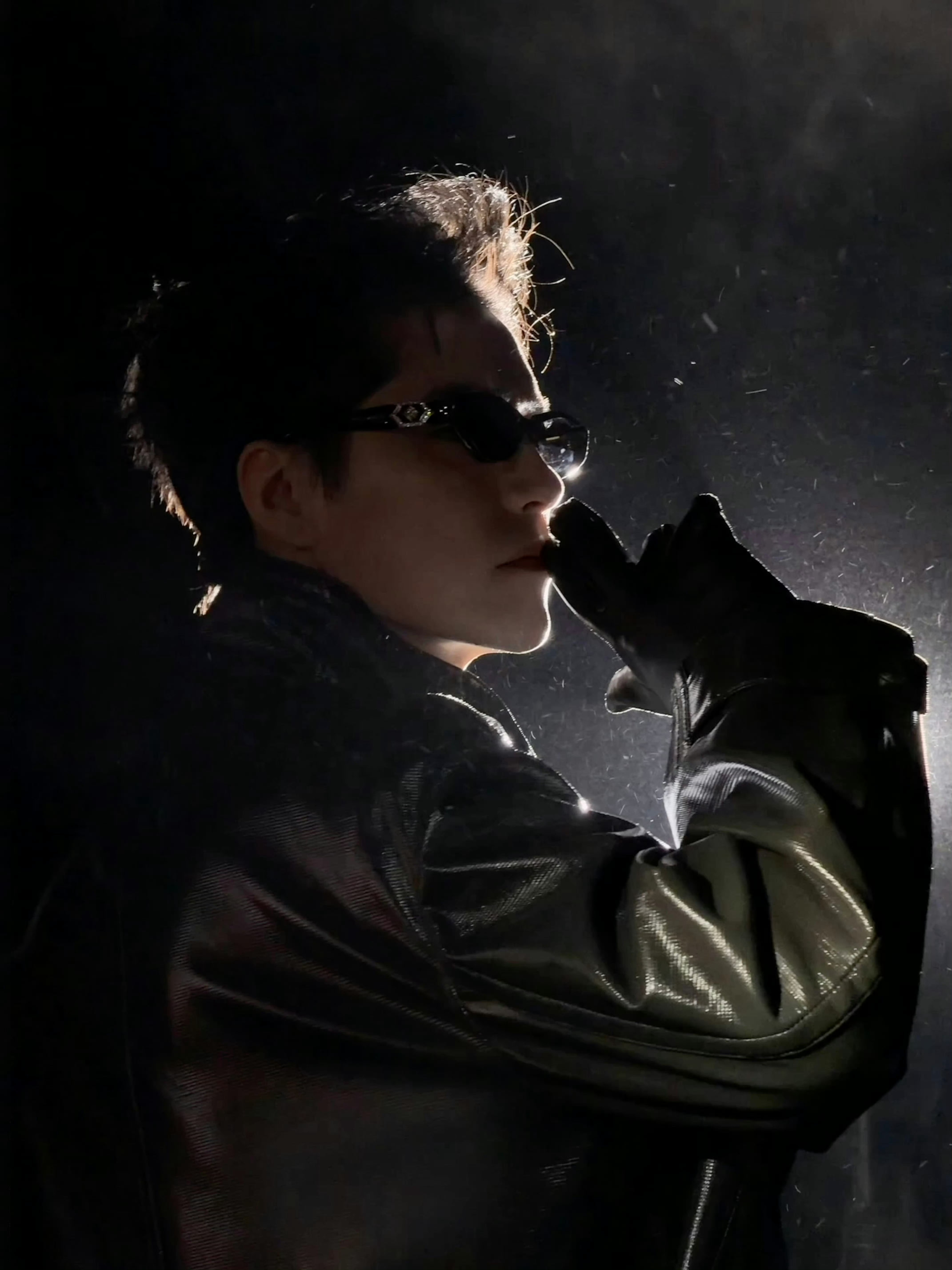 阿云嘎时尚之夜造型 今晚时尚32周年时尚之夜  皮衣墨镜造型🈶图二这个咬手套的