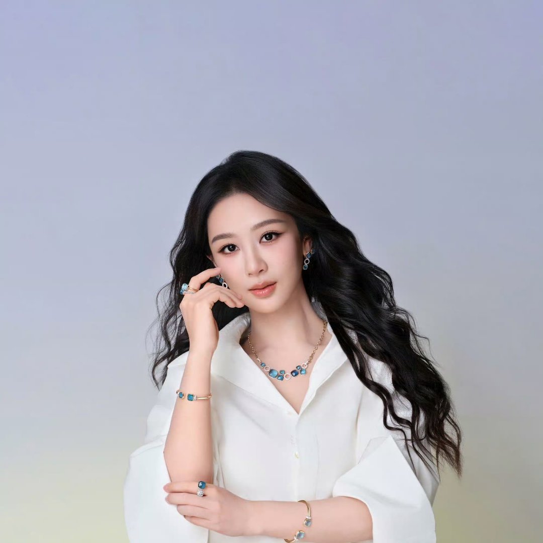 宝曼兰朵全球品牌代言人杨紫 宝石挣脱枷锁，选择忠于自我。当优雅藏于举手投足，多元