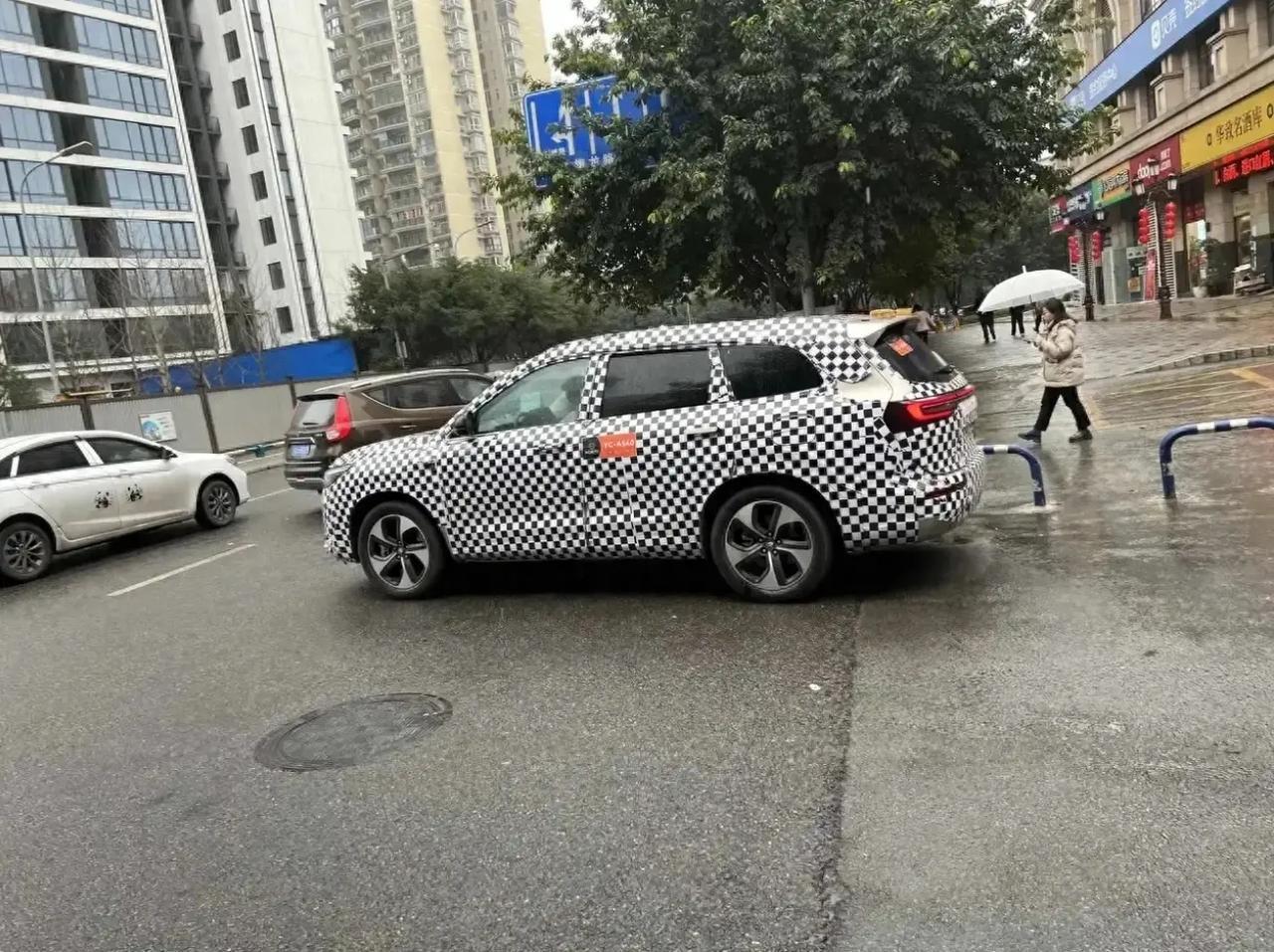 根据问界发布的新车规划，今年问界将对旗下的问界M7进行相关改款，目前已经正在路试