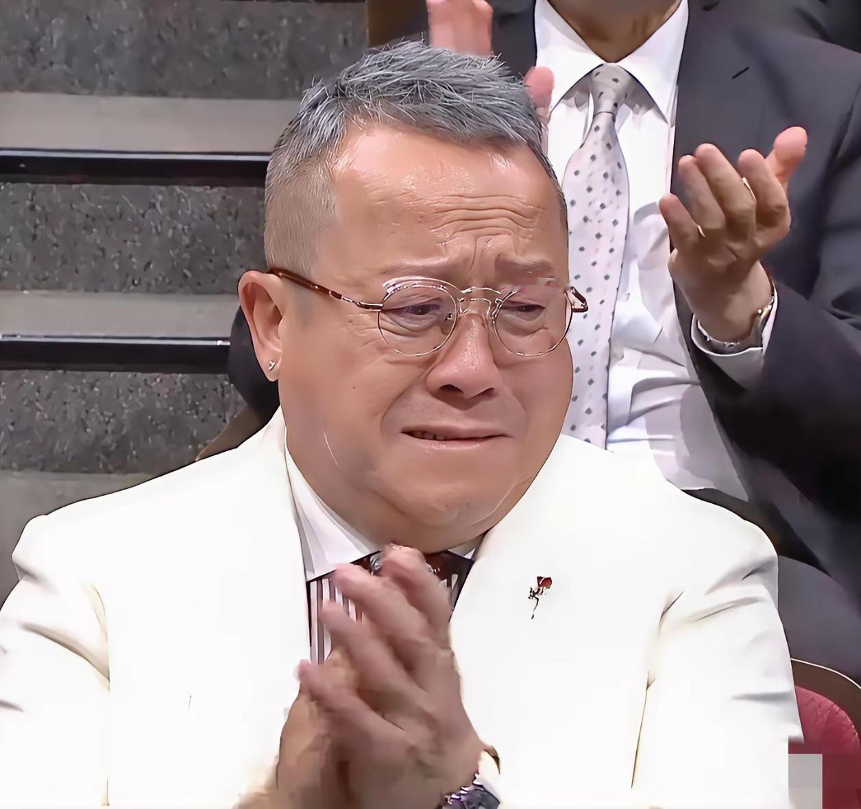 万千星辉颁奖礼现场，林盛斌把最佳男主持奖杯拍断的瞬间，估计全网都跟着“嘶”了一声