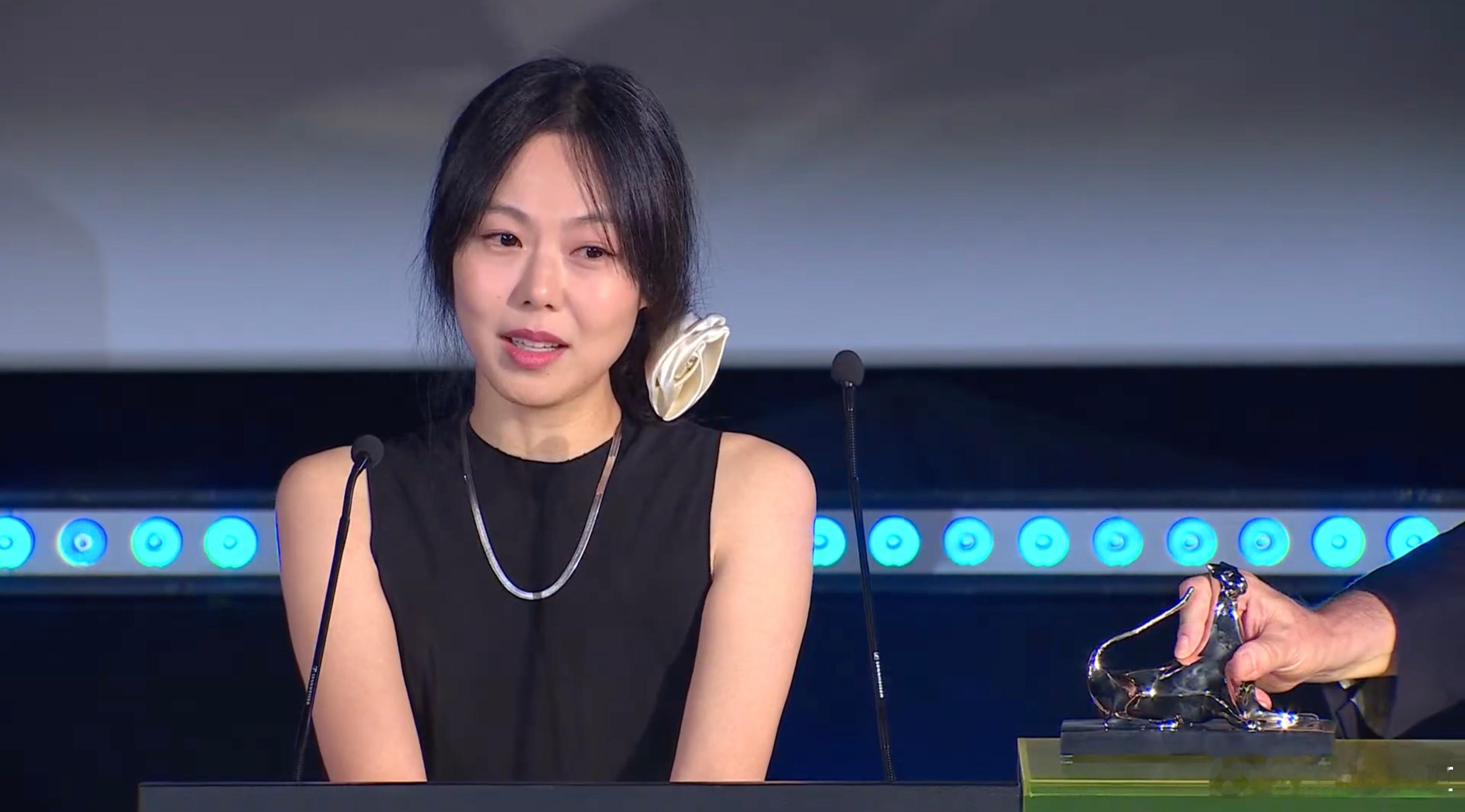 金敏喜凭借《无处安放我的双眼》获得洛迦诺电影节最佳表演奖，洪常秀获得最佳导演奖。