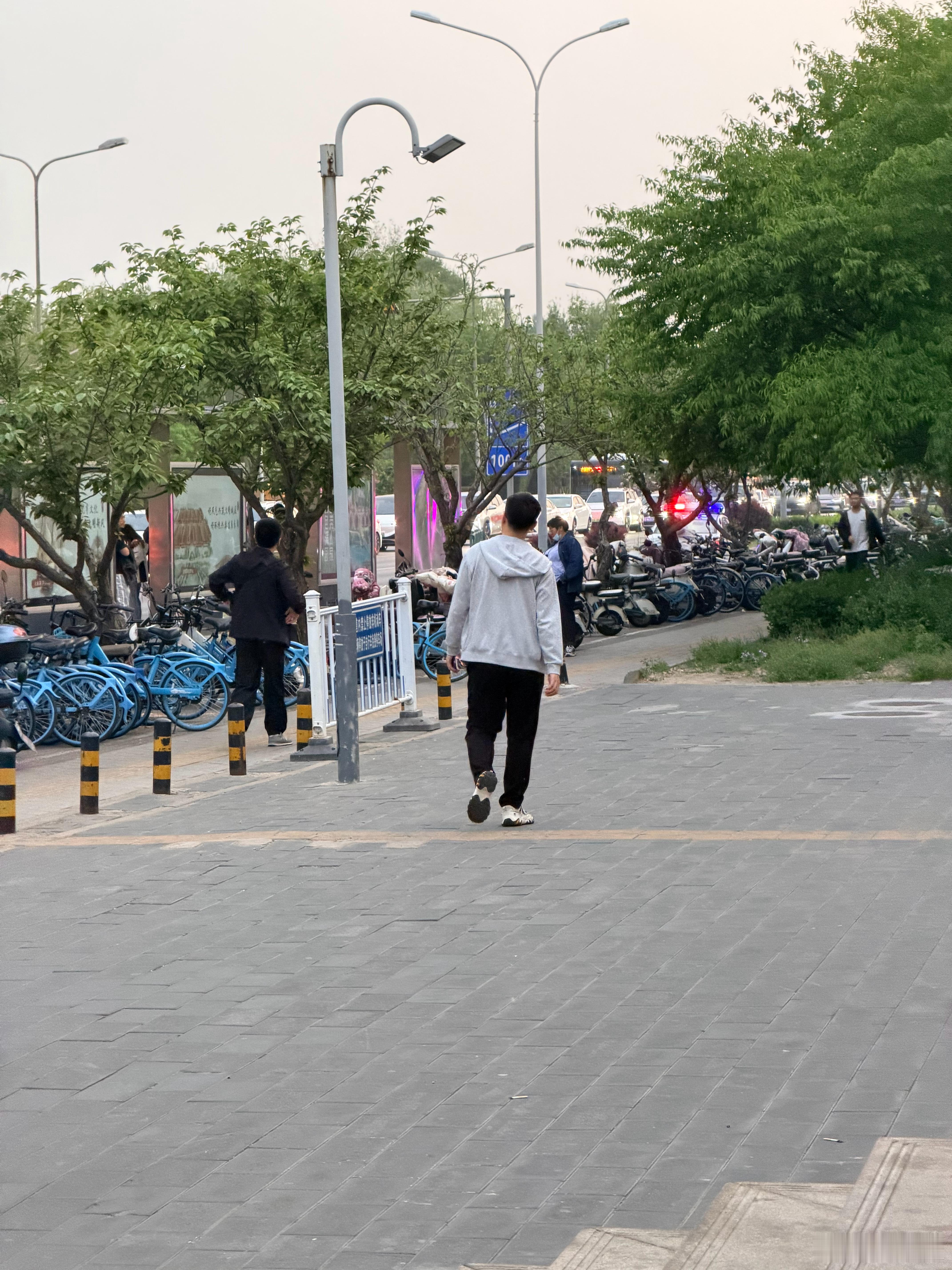 就蹲台阶上吃个面包，不像好人吗？特意来俩叔叔查证，查完就走了2026北京车展