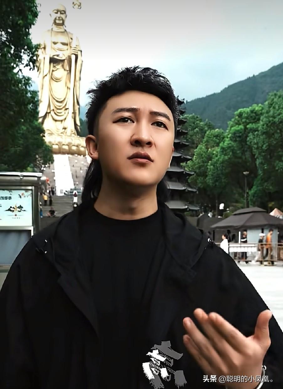 小故事。
    这二子 过了几天煎熬的日子，终于 毅然踏出了家门。二子 揣着满