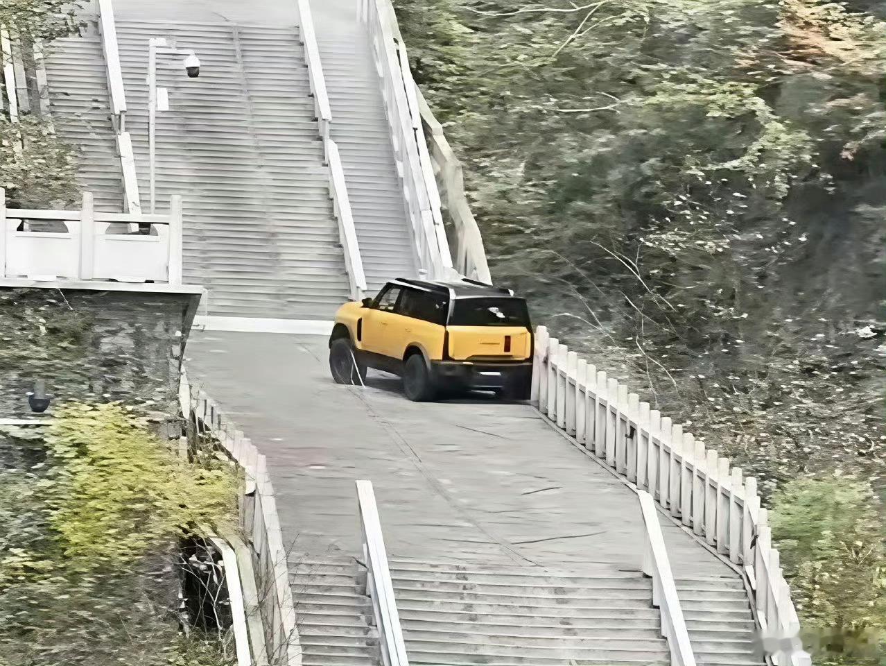 这件事情还挺魔幻的，毕竟是在景区，万一没开上去那就相当于现场直播，负面新闻肯定压