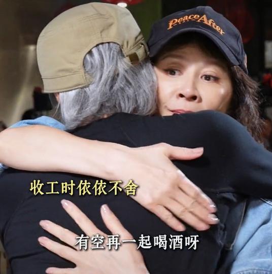 三十年了。从《鹿鼎记》片场那个嘻嘻哈哈的小太监韦小宝，到如今满头银发、深居简出的