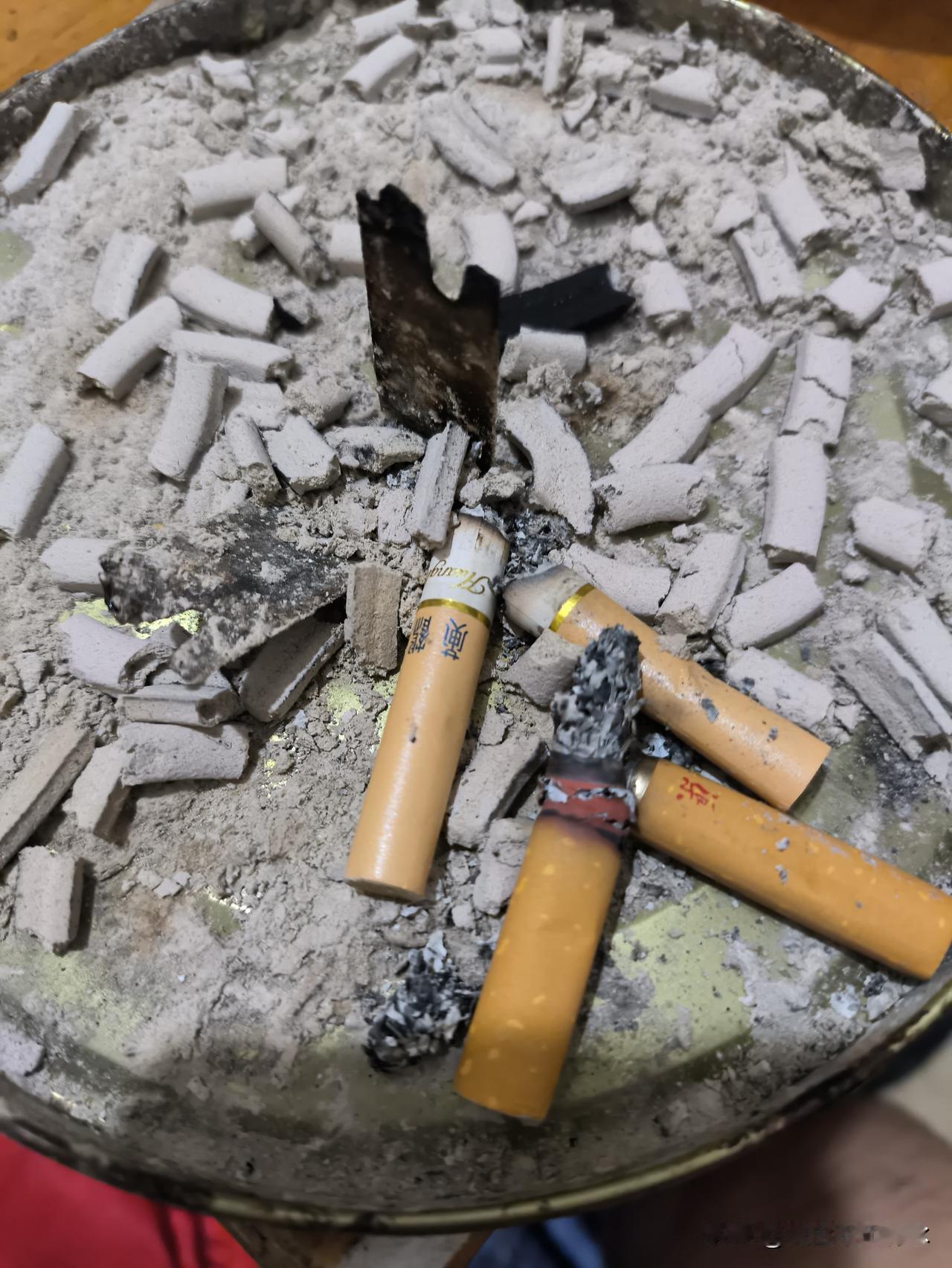 女人同样是人，为何不能抽烟？女人抽烟并无禁忌，只要自身喜欢，觉得抽烟舒坦，那么悉