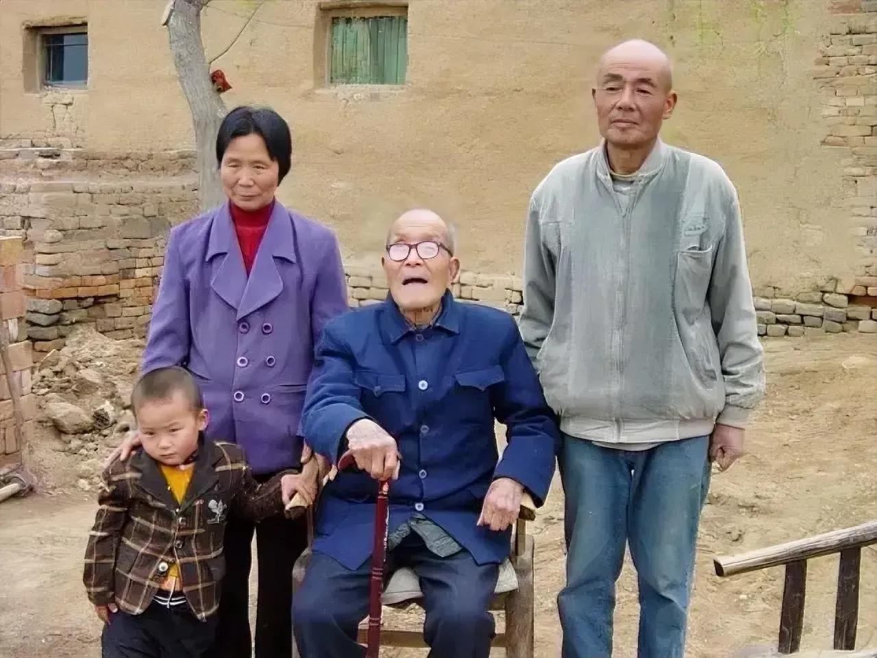 这张照片拍摄于2005年，国民党少将师长仵德厚，在家门口与他的儿子、儿媳，以及小