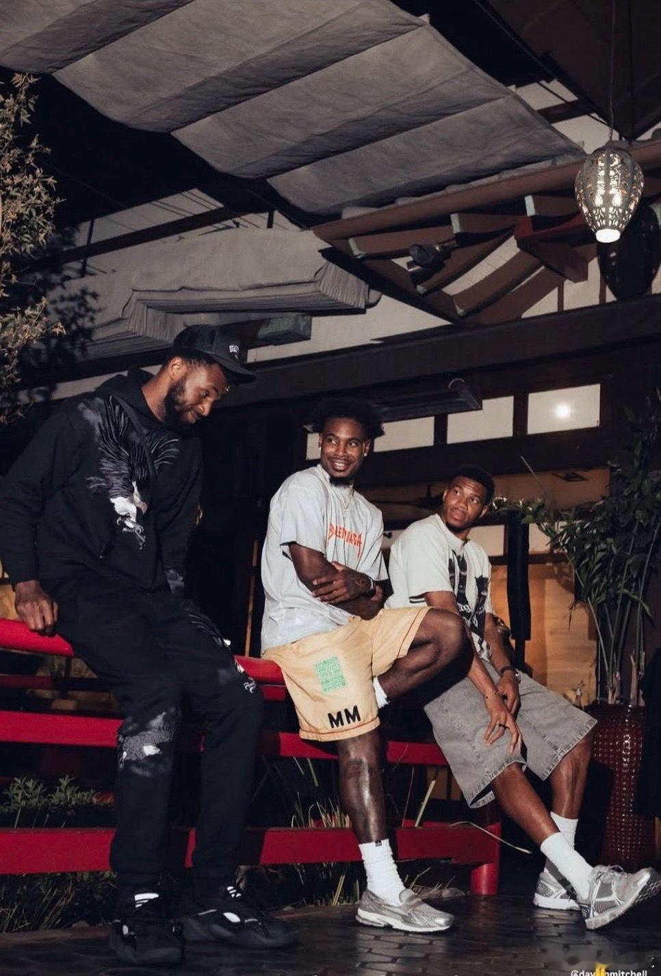 米切尔、维金斯、字母哥三人同框nba ​​​