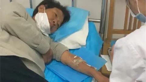 手术室外，小李守着刚被推出来的老妈，心里一块石头还没落地，医生递给他一张CT报告