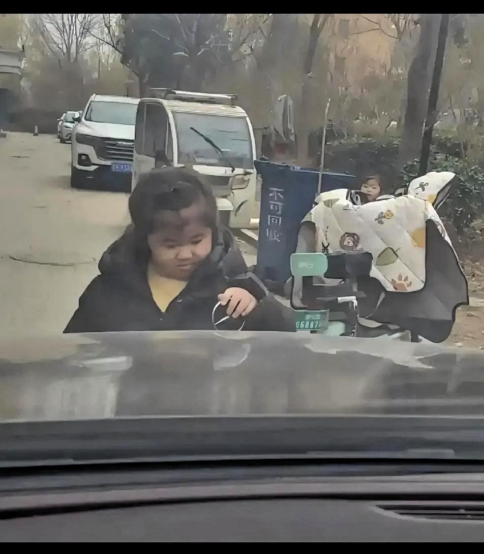 山东奔驰哥发现车标被小女孩掰掉，没吼没报警，直接把监控剪成15秒短片发抖音：谁家