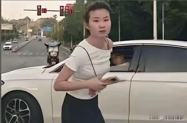 重庆拦车的女子才25岁，

太可惜啦！

她通过自己的无脑举动，得到了她想要的，