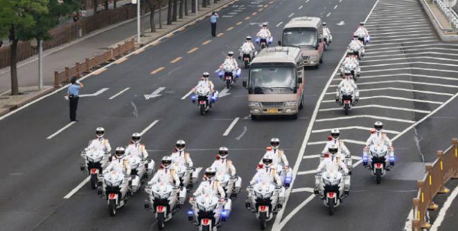 【“七一勋章”获得者乘坐礼宾车前往人民大会堂】7月1日上午，“七一勋章”获得者集