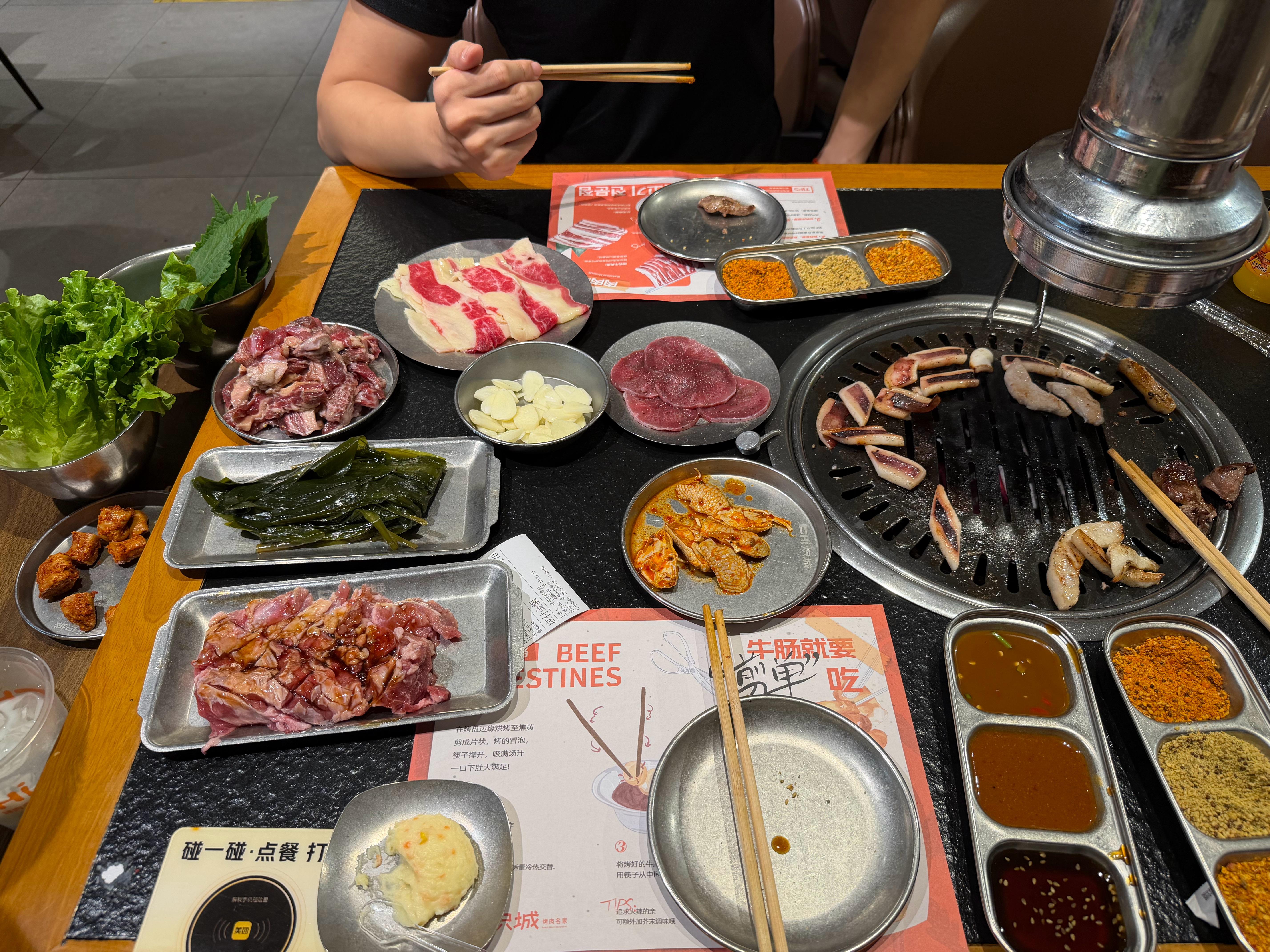 把健身房教练哄出来吃烤肉了，什么水平