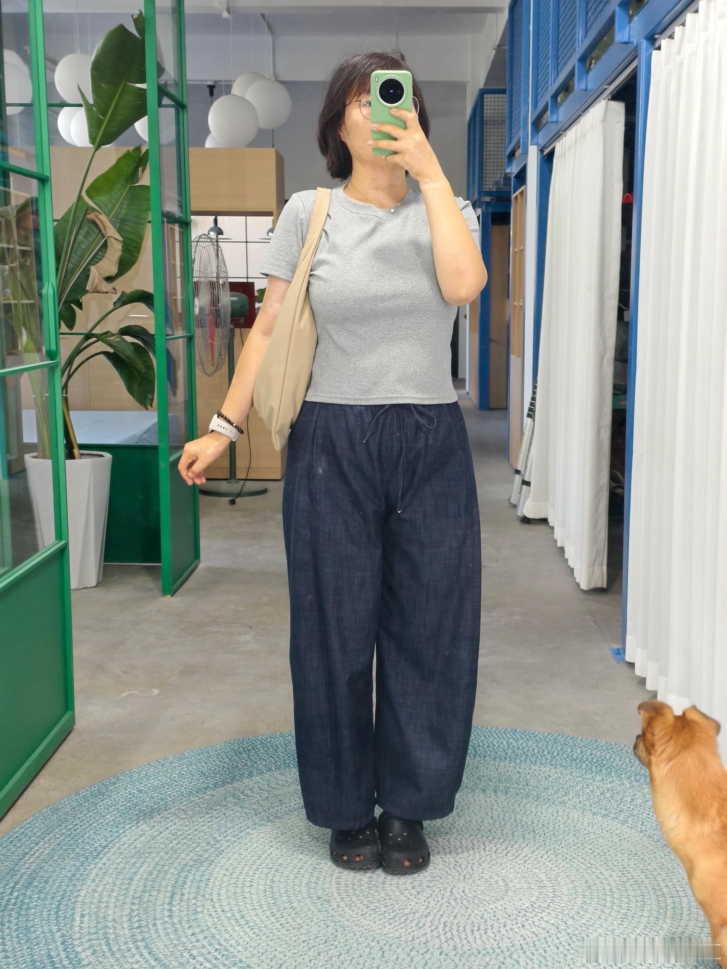 ootd 这个T叫小蛮腰是有道理的，确实很显腰身。 ​​​