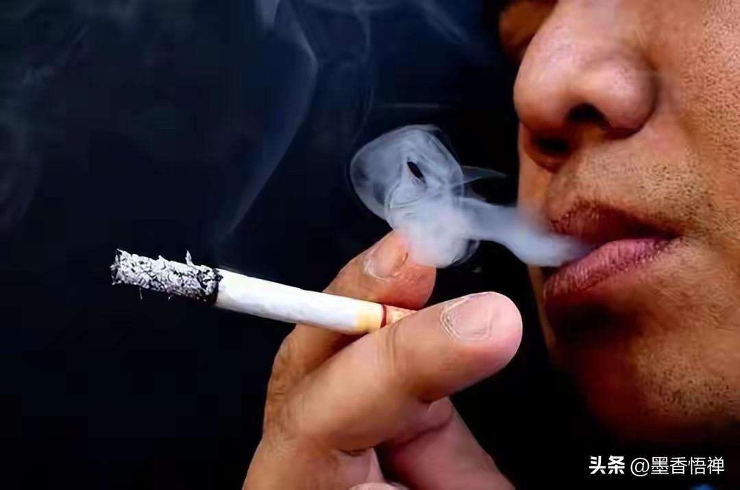 戒烟52天了已经，感觉每天还是在抽烟与不抽烟的想法之中博弈，尤其是在一个人喝了酒