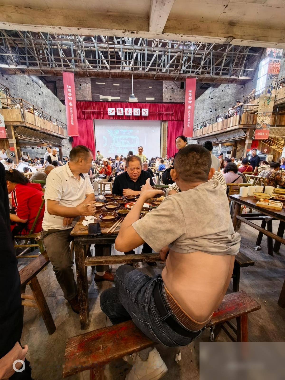 公益机构的钱到底是谁的资产？答案不是“谁都能说了算”。
按慈善法的口径，慈善组织