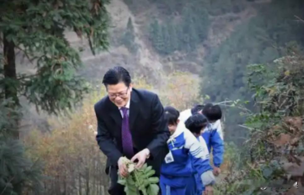 2016年，杭州一校长退休，拒绝百万年薪，前往山区支教，谁知，半年后，学生就消失