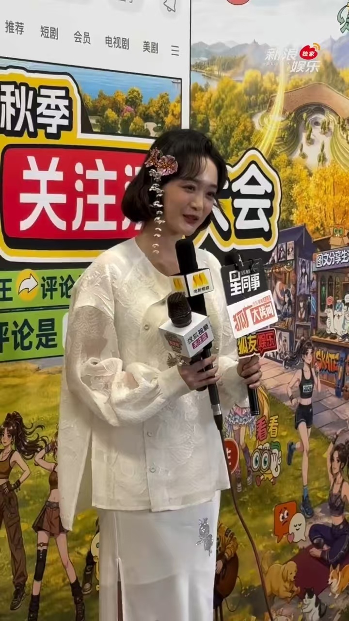 何泓姗给杨幂送生日祝福真心的祝福搭配调皮的游戏日常，何泓姗谈起杨幂，分享互相偷菜