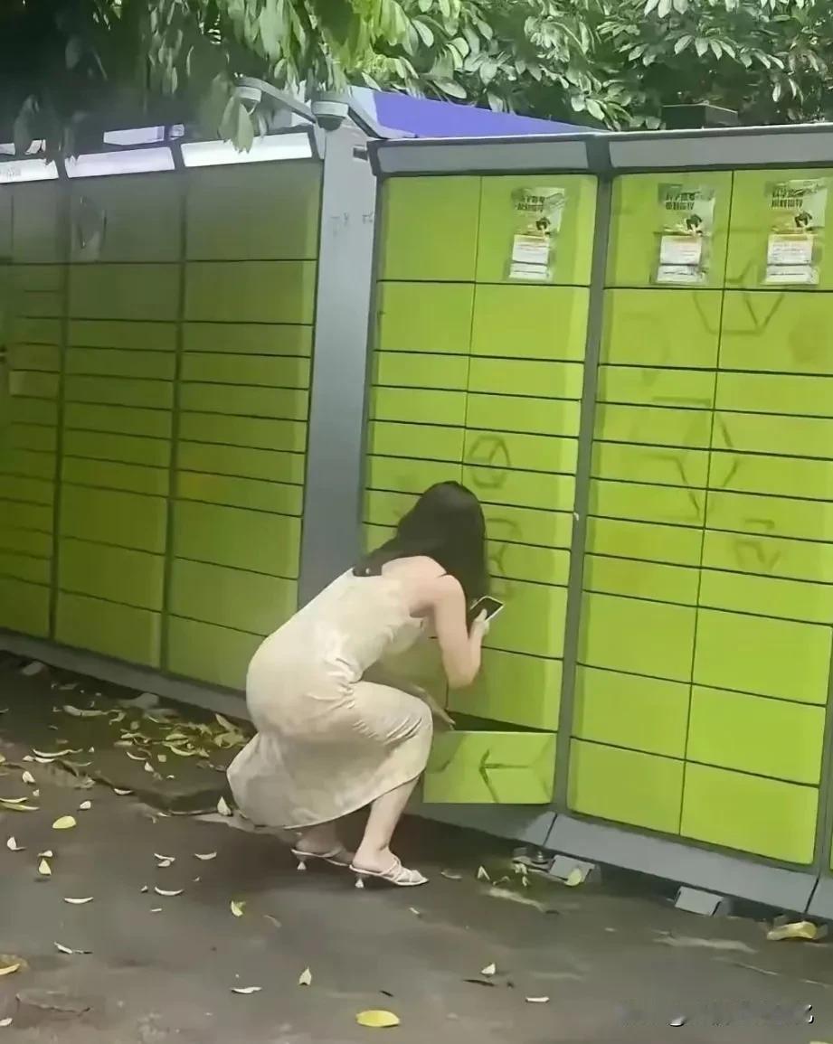 如今网购盛行，关于男女谁购买更多难以明确界定。但是我们小区楼下，我观察了一下，8