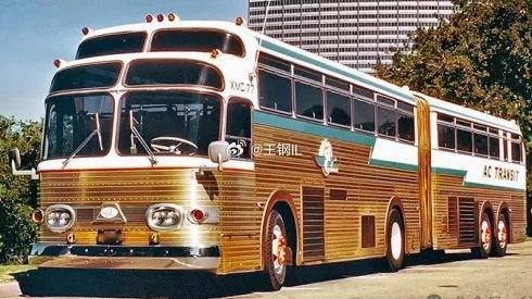 该车长18.288米，宽2.5米，高3.8米，采用独特的双层结构，可搭载63至7