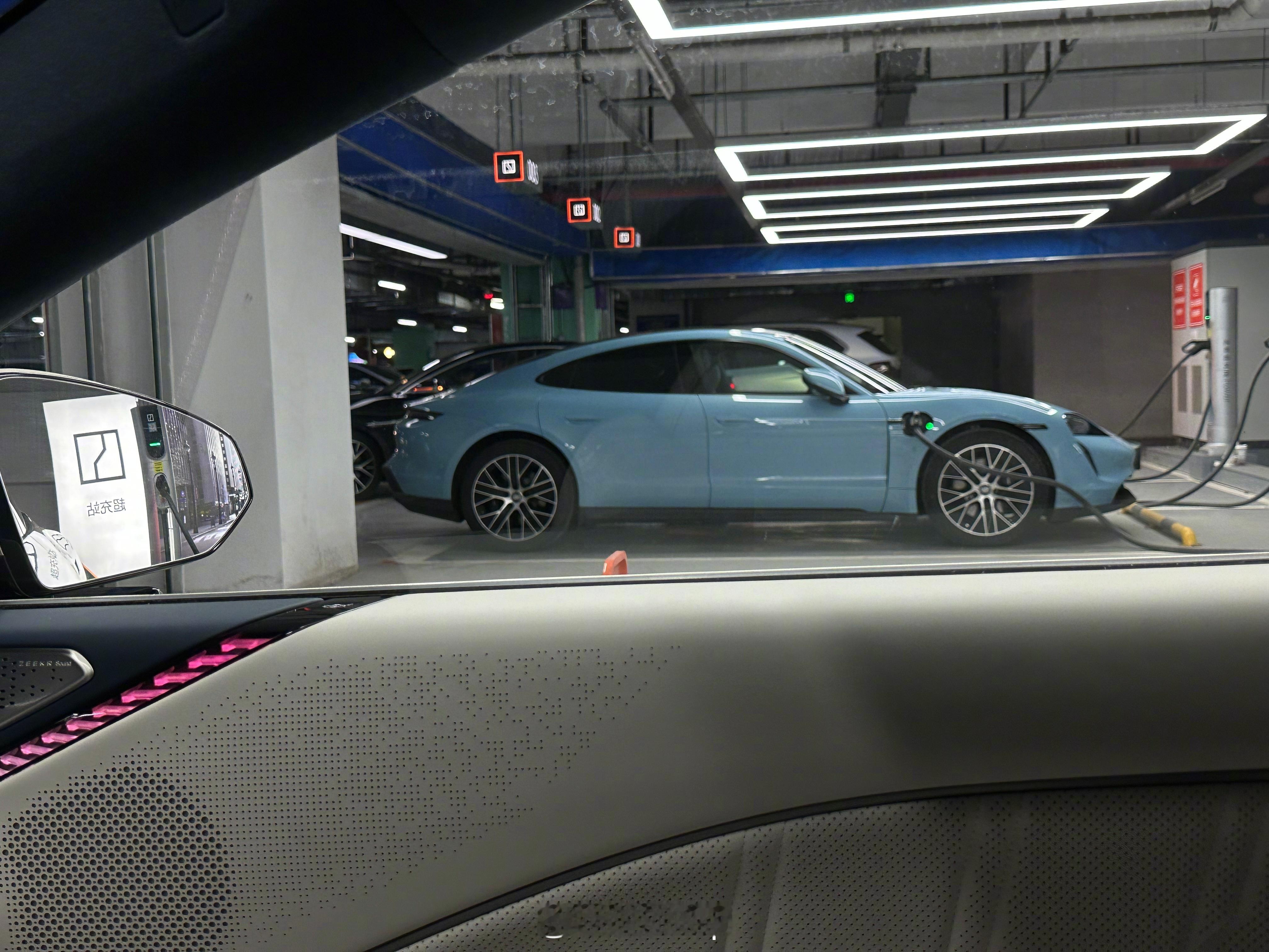 看到一台保时捷taycan也来极氪的充电站充电，不知道他跑到多少功率，但车头充电