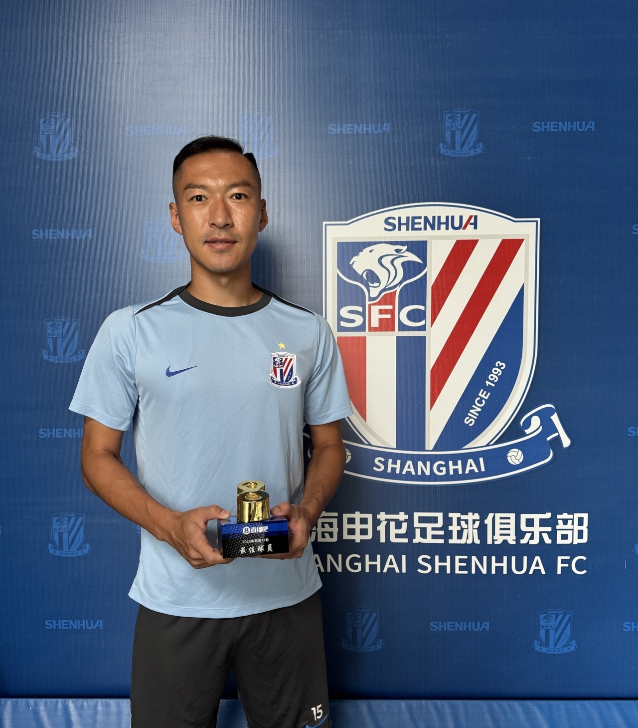 以铁血之姿书写老将传奇！吴曦领取直播吧中超最佳球员奖杯[努力]中超第17轮京沪大