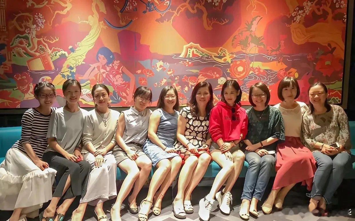 黄圣依去参加同学聚会，跟老同学们站一起，简直像活成了两代人。 不得不服，女明星的