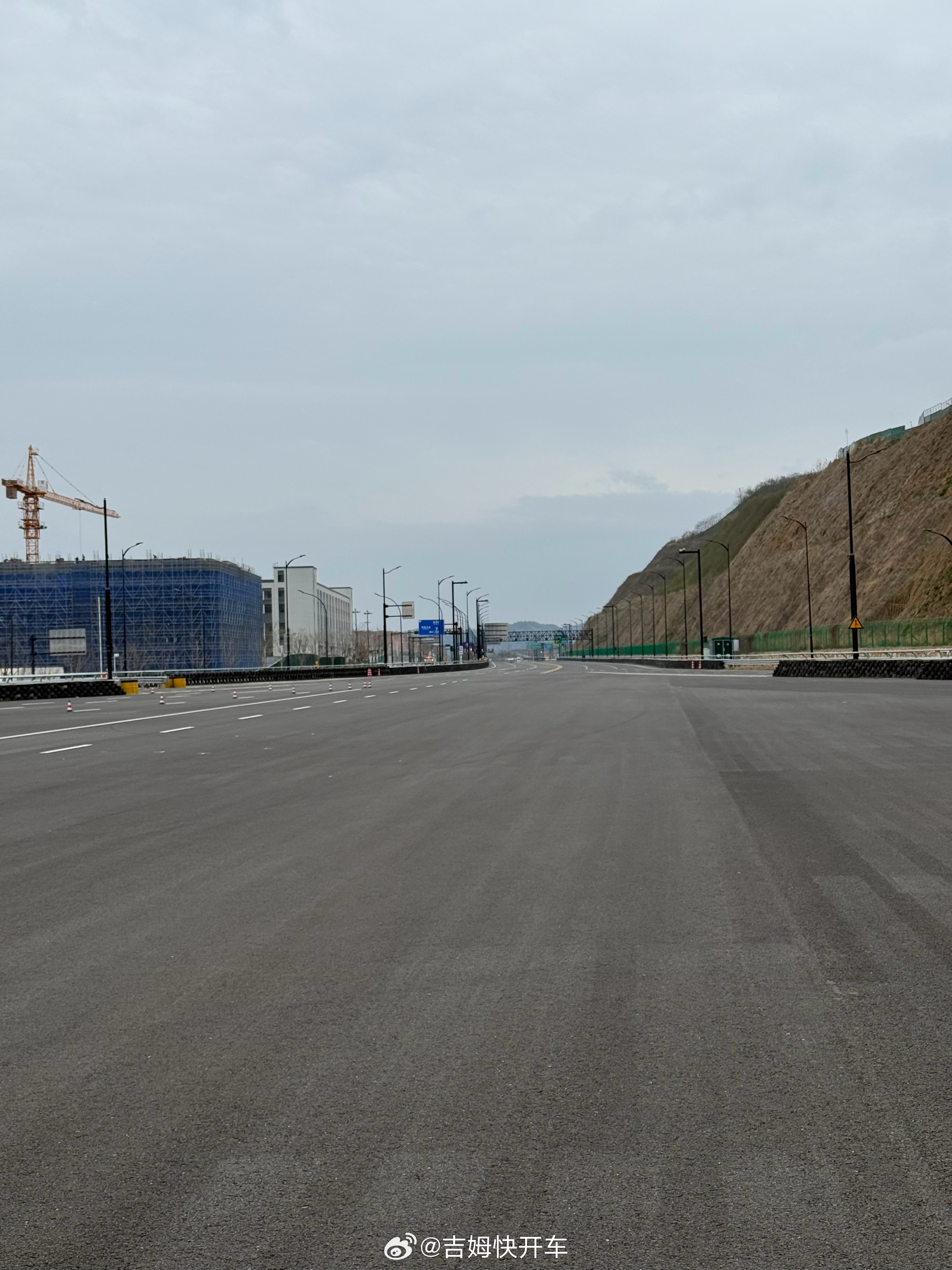 今天行程杭州-湖州-上海-苏州，目前已到上海，进度3/4，干汽车媒体的真赶起路来