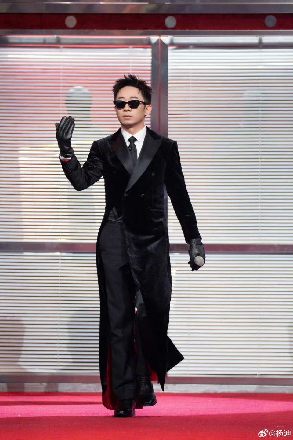 杨迪把张凌赫战袍穿成童装哈哈哈哈哈哈感觉内娱也就只有杨迪敢尝试张凌赫进行曲了，迪