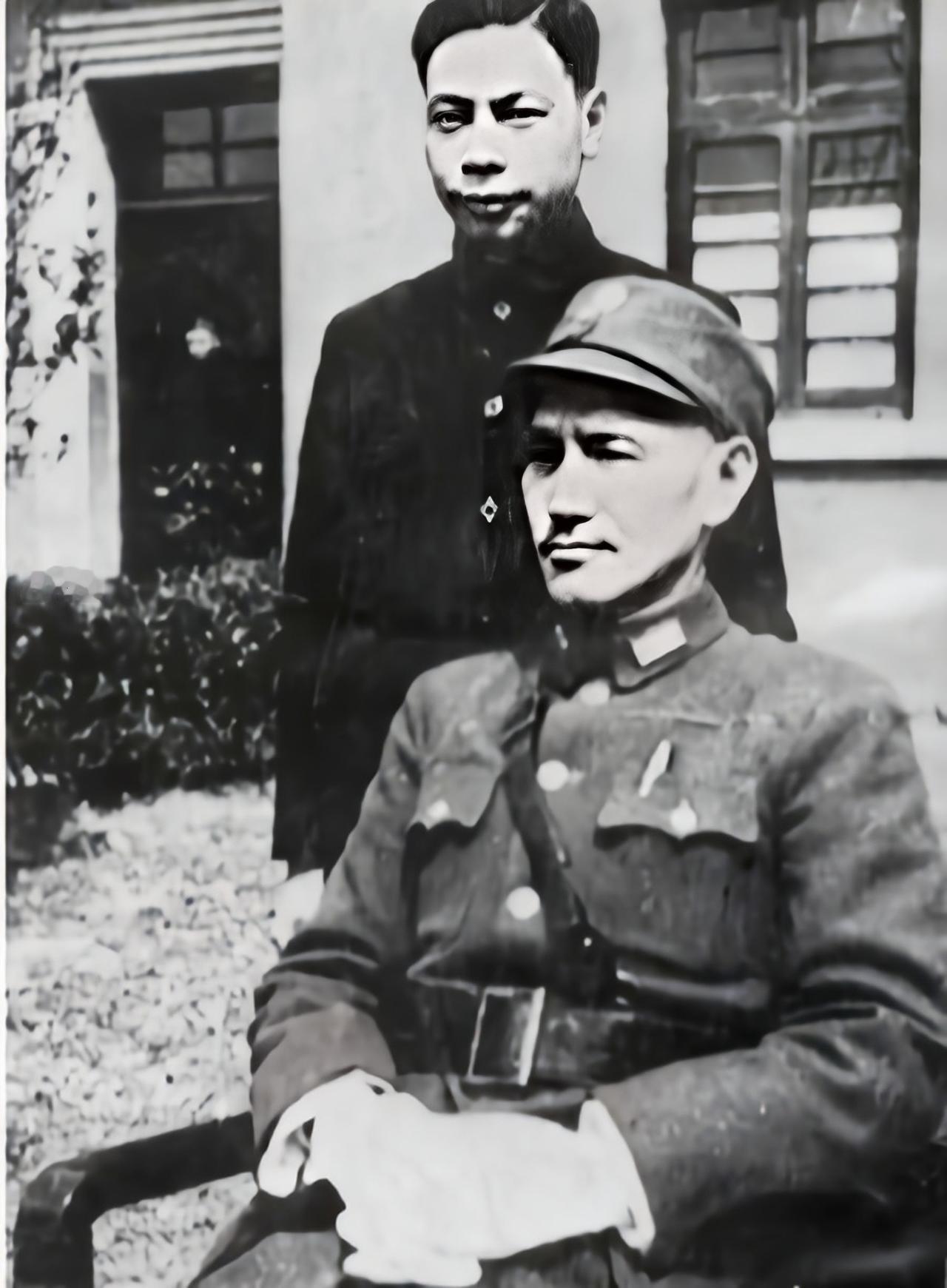 我觉得两岸关系的历史问题和矛盾的根源都是蒋介石一手造成的，在如今两岸关系还没有彻