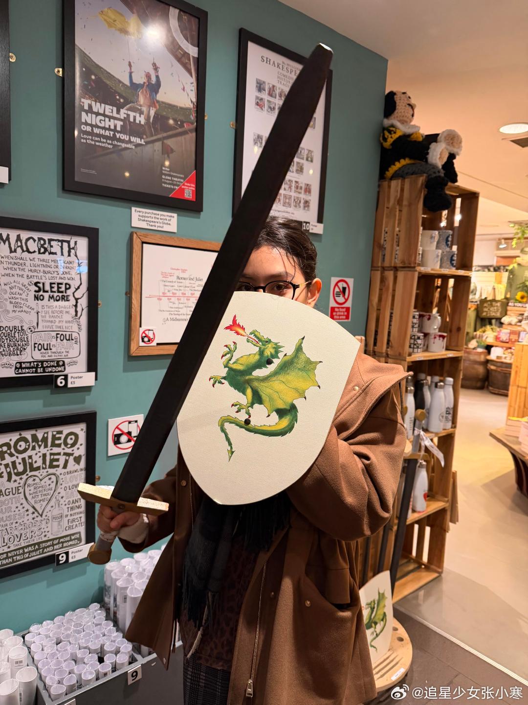 刘烨儿子女儿近照诺一霓娜都这么高了霓娜侧脸线条真的太优越了，这个漂亮的少女真的长