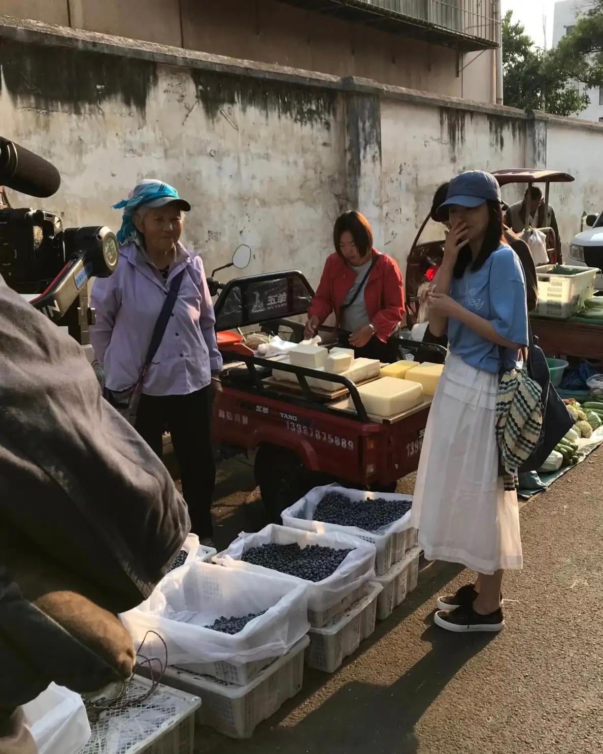 46岁董洁在云南逛菜市场被偶遇，她穿着一条白色裙子，打扮非常时尚。她现实中真人身