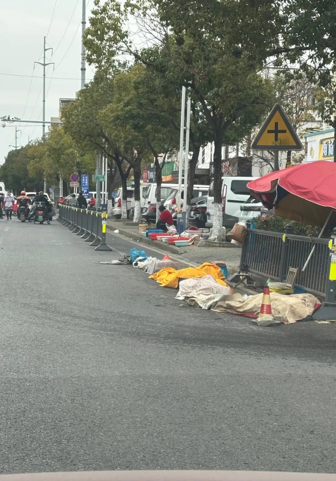 要不说老外都惊讶于我们的治安呢
路边卖菜的（附近的老头老太太）
一块布头一盖就“