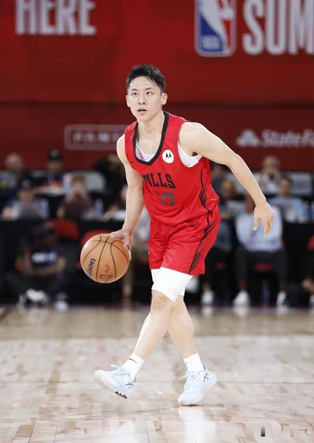 日本男篮后卫河村勇辉真是太会说话了！今天河村勇辉在接受媒体采访时，聊到了代表步行