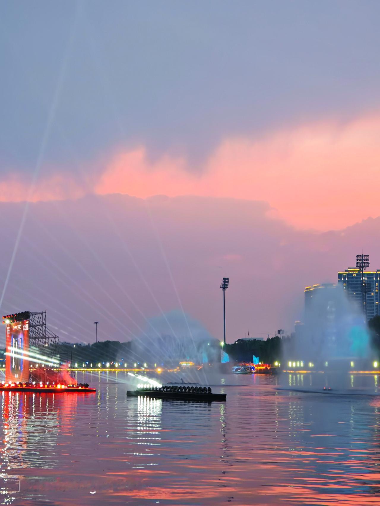 北运河西岸的夜景，真是绝了！就拿唐山丰南的河头老街来说，这里可是“北方运河不夜城