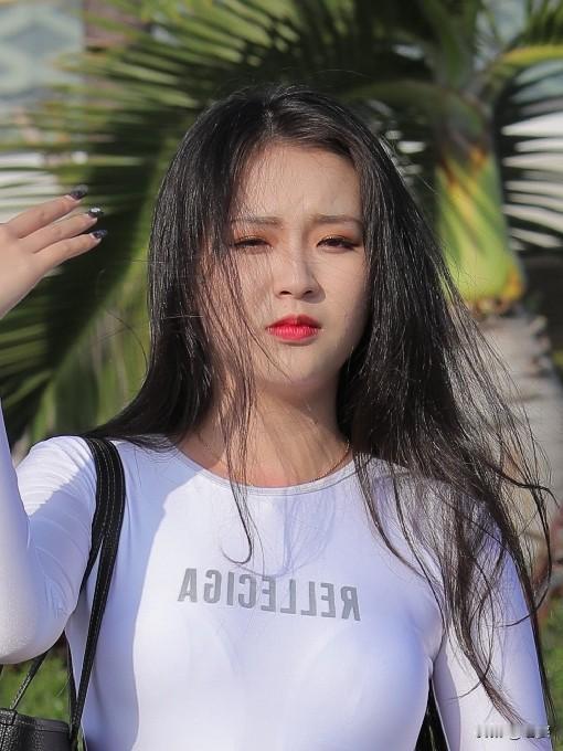 夏日生活打卡季今天出门只想图个自在舒服。白色修身长袖搭配破洞牛仔短裤，简单清爽，