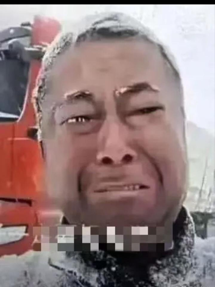 这位长途货车师傅太不容易了，跑货运路过儿子的大学，赶紧把车停路边给儿子打电话，说