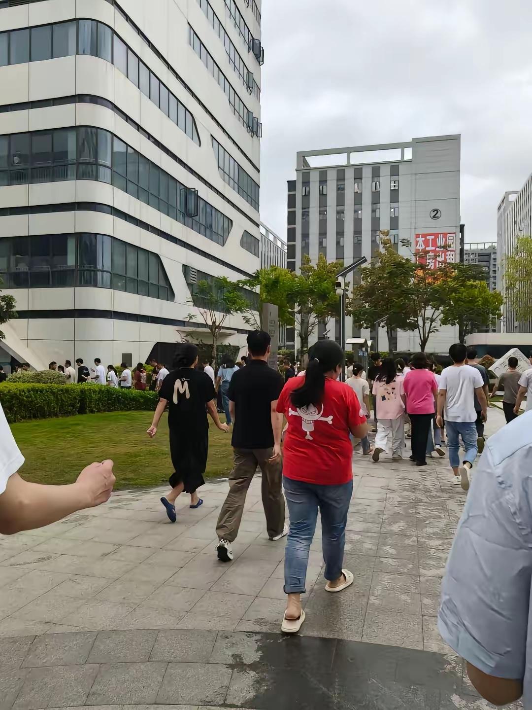 现在进厂打工，早已和以前天差地别！
 发现了没，现在进厂，
跟以前大不一样了，不