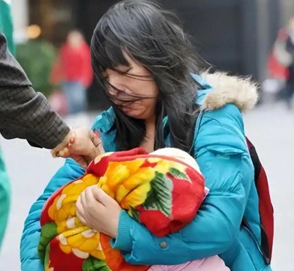 2011年3月22日，湖北母亲谢三秀，抱着患眼癌的6个月女儿，在广州街头跪地前行