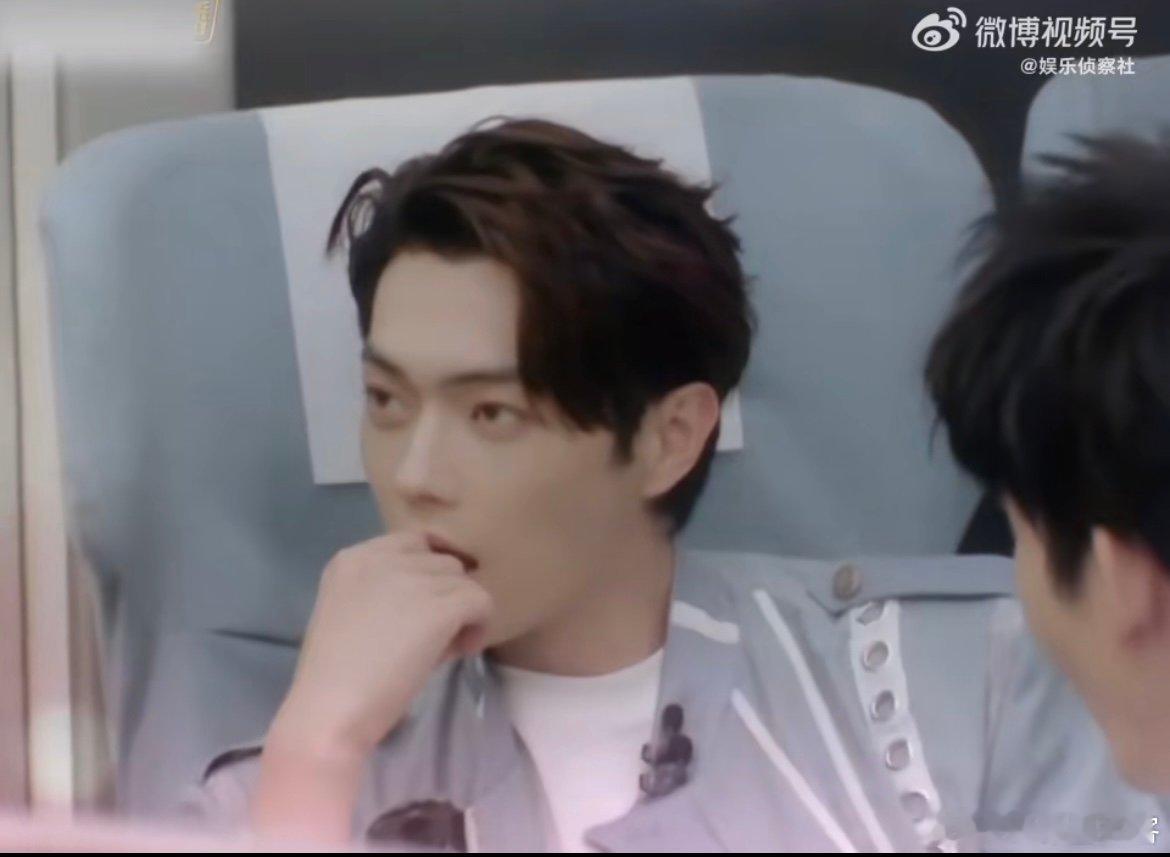 杨幂你误会许凯了 许凯急着解释的样子像极了被冤枉的小朋友，杨幂一脸 “我懂” 的