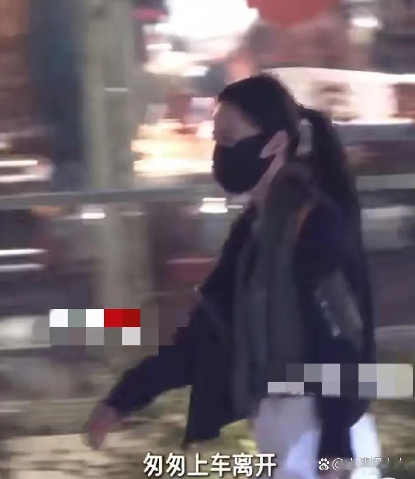 王菲俞飞鸿同框聚餐曝光，没想到二人私交甚好，五官气质属同款清冷挂，长相格外相像。