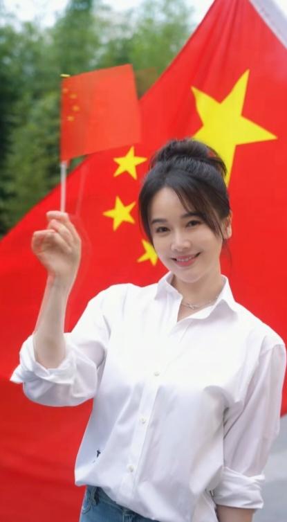 红旗下的左小青，更加妩媚动人了。

爱，有时很难说出口，但热爱祖国就应该大方表达