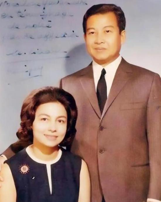 1941年，19岁的西哈努克戴上刚登基还不到半年，他风流韵事不断，还娶了自己的姨